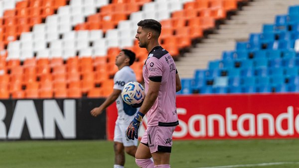 What are the signs of dehydration and how can you combat it during exercise?